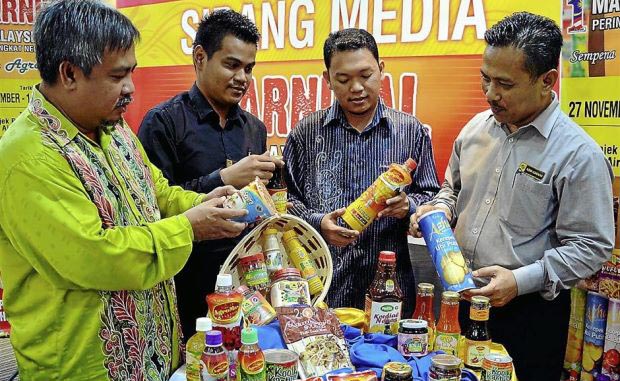 One for the album: Faridulatrash (far left) and other officers inspecting the products under the 1Malaysia Best brand recently.