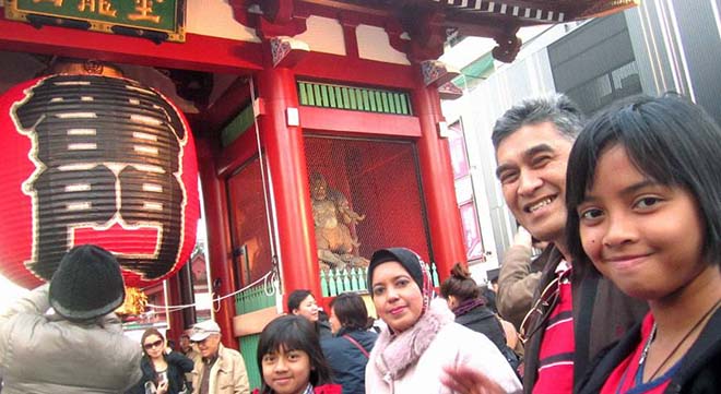 Make yourself at home: Muslims from Malaysia, Azlina Ahmad Azman (third from right) and her family visit Asakusa during their first stay in Tokyo earlier this month. | KYODO