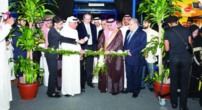 Khalid bin Mohammed Al-Fuhaid, deputy minister of agriculture, cuts the ribbon at the inaugural ceremony of FoodEx Saudi 2013.